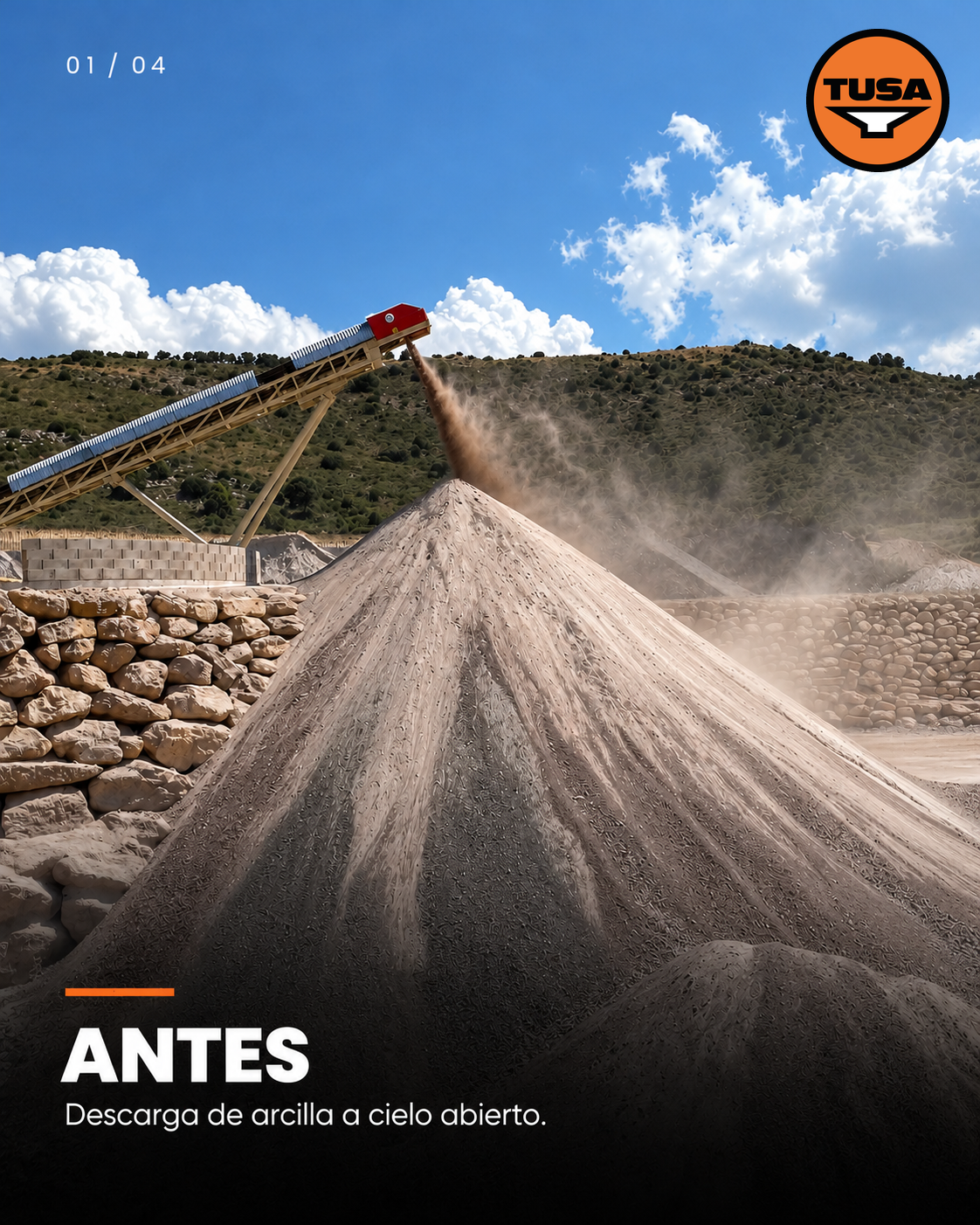 Antes: cinta apiladora descargando arcilla con una nube de polvo